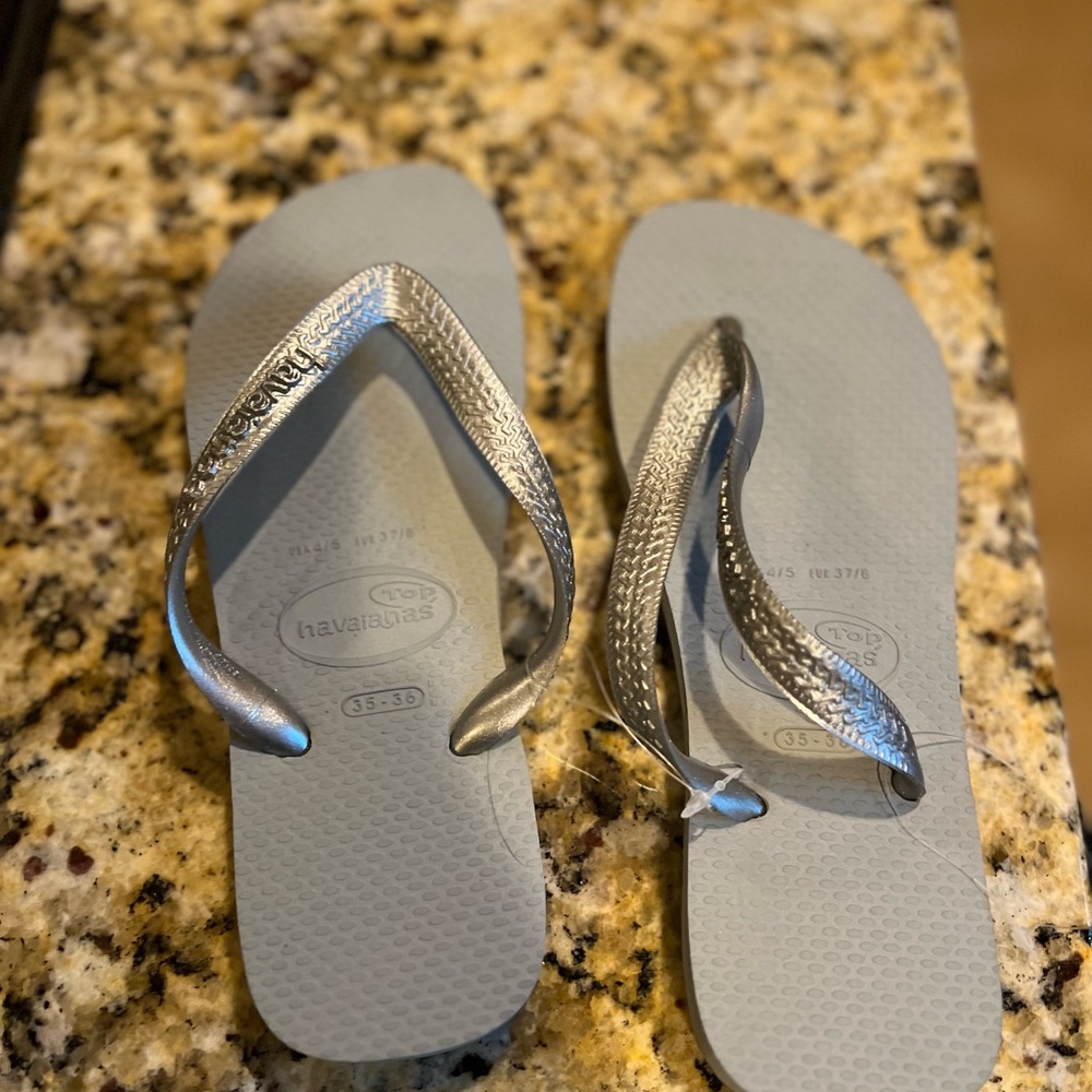 Women’s Havainas flip flops sandals metallic silver color. Size 5. Brand new - Picture 6 of 7